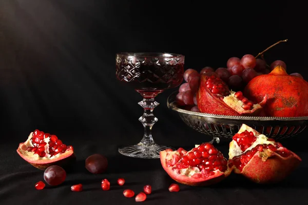 Romã, uvas e um copo de vinho — Fotografia de Stock