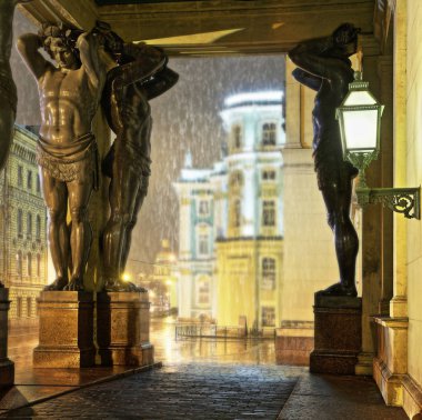 Hermitage ve St. Petersburg yağmurda atlantes