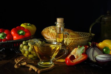 Zeytinyağı, sebze ve ekmek ile natürmort