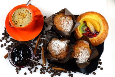 Kahve, kek ve reçel ile natürmort