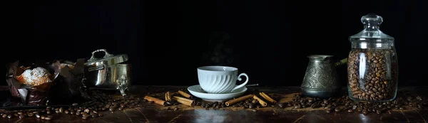 Panorama s šálkem kávy, kávových zrn a muffiny — Stock fotografie