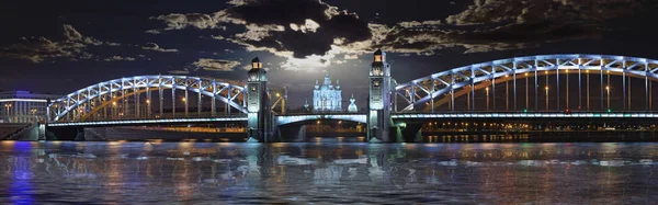 Panorama du pont bolcheokhtinsky et de la cathédrale Smolny — Photo