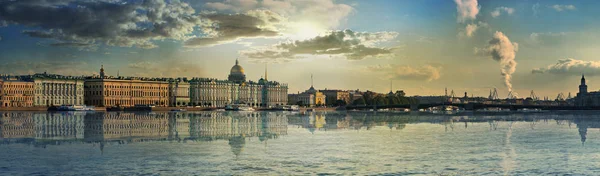 Панорама Дворцовой набережной и моста в Санкт-Петербурге — стоковое фото