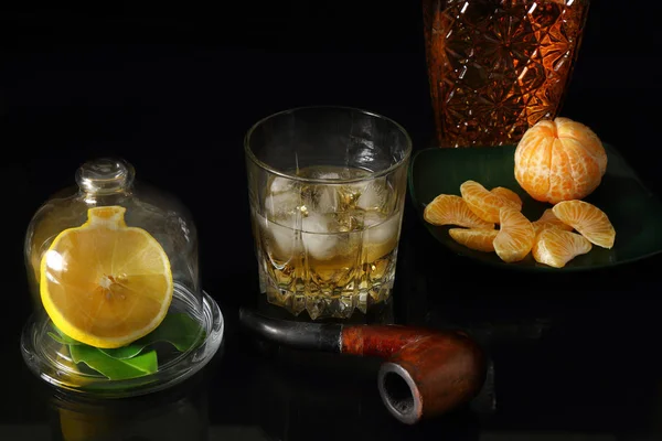 Un vaso de whisky con pipa de fumar y un decantador — Foto de Stock