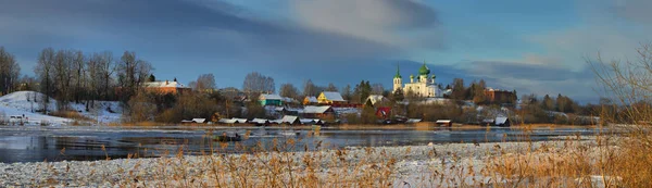 Kościół prawosławny na brzegu rzeki Wołchow w zimie — Zdjęcie stockowe