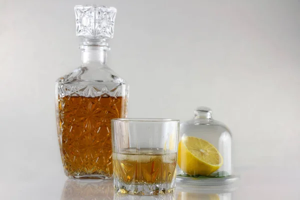 Glas Whisky mit Karaffe und Zitrone — Stockfoto