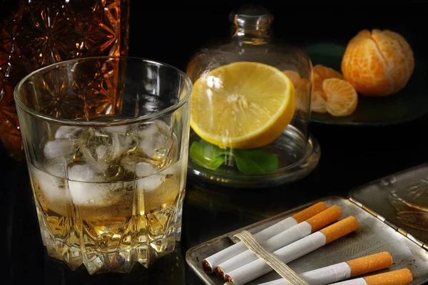 Whiskey, cigarety a ovoce — Stock fotografie