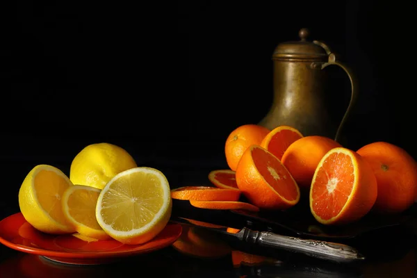 Bodegón con fruta y jarra antigua — Foto de Stock