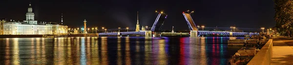 Panorama z mostu rozvedený palác v Petrohradu — Stock fotografie