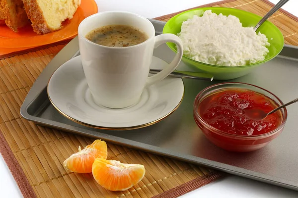 朝食は、パンとコーヒー、カッテージ チーズ、ジャム ロール — ストック写真