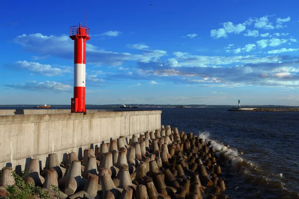 Le phare sur la jetée et les brise-lames — Photo