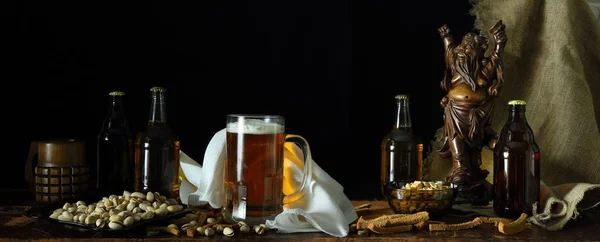 Панорама с пивом и закусками в стиле ретро — стоковое фото