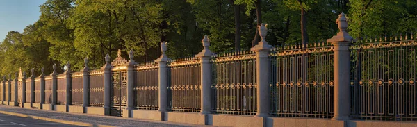 La cerca del jardín de verano en San Petersburgo — Foto de Stock