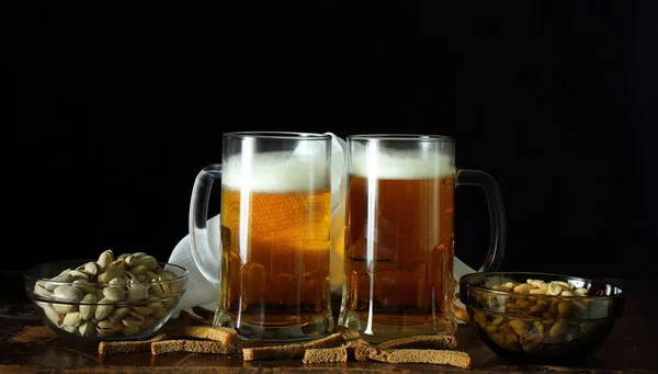 Dos tazas de cerveza en un estilo retro — Foto de Stock