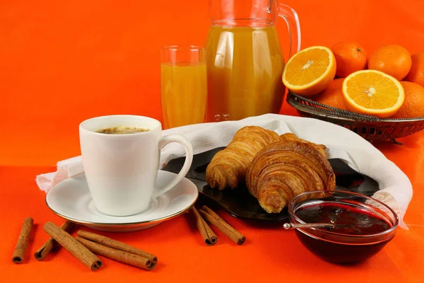 オレンジ スタイルでコーヒーとクロワッサンの朝食します。 — ストック写真