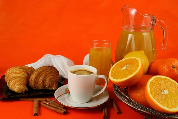 朝食には、コーヒー、クロワッサン、フルーツが含まれています。 — ストック写真