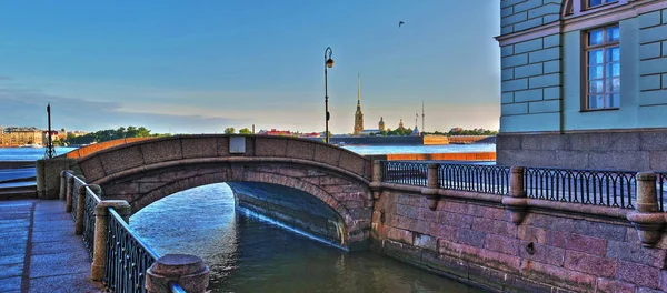 Эрмитажный мост и Петропавловская крепость в Санкт-Петербурге — стоковое фото