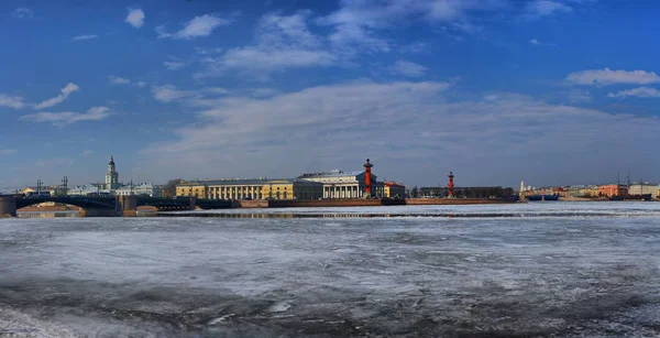 Glace printanière mince sur la rivière Neva à Saint-Pétersbourg — Photo