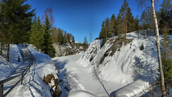 Ruskeala dağın Karelya parkta 