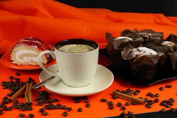 一杯のコーヒーにケーキとビスケット ロール — ストック写真