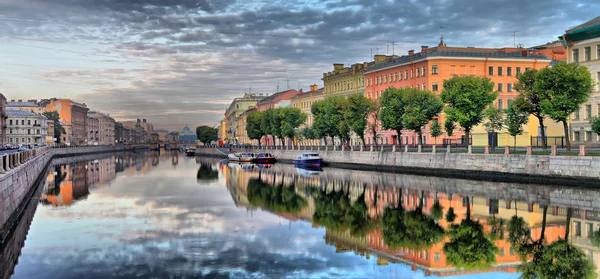 Панорама реки Фонтанки на рассвете в Санкт-Петербурге — стоковое фото