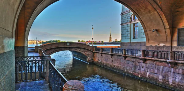 Kanaal van de winter en de brug van de Hermitage in Sint-Petersburg — Stockfoto