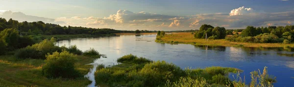 Летняя широкоугольная панорама реки — стоковое фото