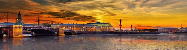 Panorama do pôr do sol sobre o rio Neva em São Petersburgo — Fotografia de Stock