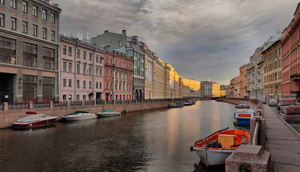 Moika river töltés-St. Petersburg-hajnalban — Stock Fotó