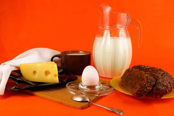 ミルク水差し、卵、チーズ、パン — ストック写真