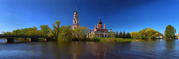 Uma Igreja Ortodoxa em um fundo de lago — Fotografia de Stock