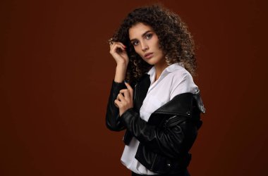 Beyaz bluzlu ve siyah deri ceketli güzel bir kız.