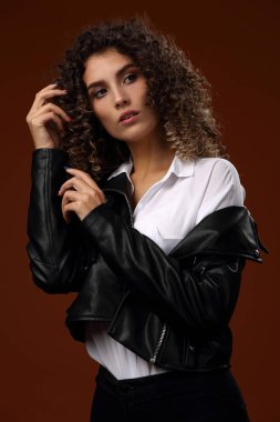 Beyaz bluzlu ve siyah deri ceketli güzel bir kız.