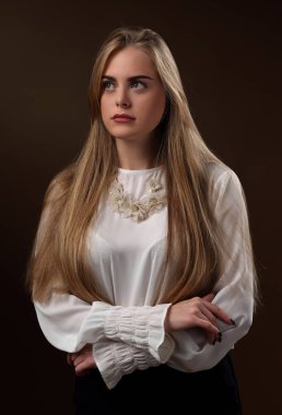 Beyaz bluzlu, uzun saçlı güzel kız.