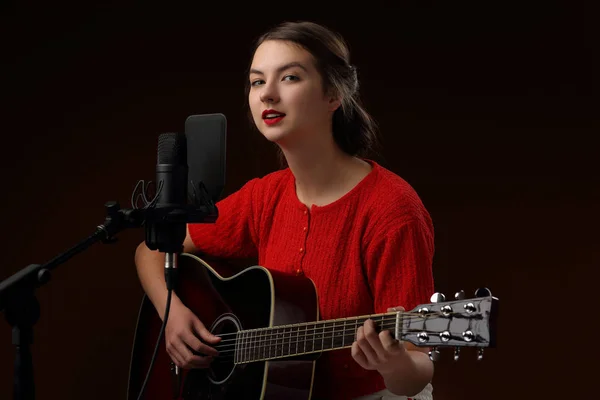 Chica interpretando una canción al acompañamiento de una guitarra — Foto de Stock