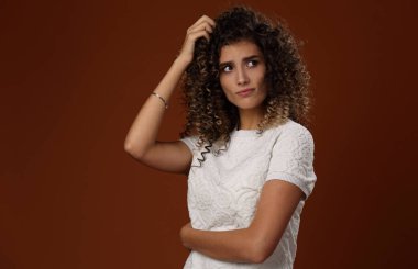 Zor bir karar veya seçimden önce kafası karışık, düşünceli bir kız.