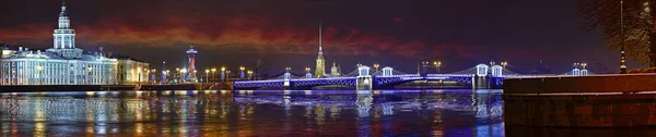 Panorama nocturno de San Petersburgo en iluminación festiva — Foto de Stock