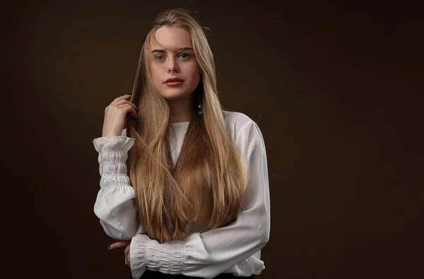 Menina bonita com cabelos longos em blusa branca — Fotografia de Stock