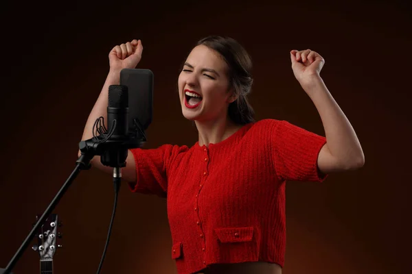 Emotionele uitvoering van het lied voor de microfoon — Stockfoto