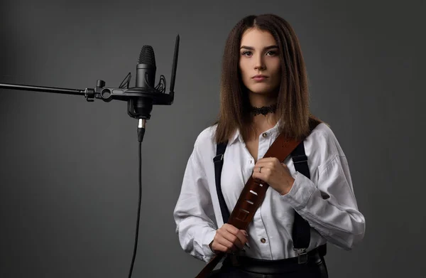 Stüdyo mikrofonunun arka planında güzel bir kız — Stok fotoğraf
