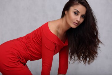 Kırmızı elbiseli, ince, güzel bir kadının portresi.