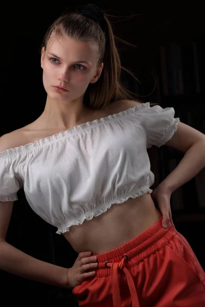 美しいです女の子で白いブラウスと赤ショートパンツ — ストック写真