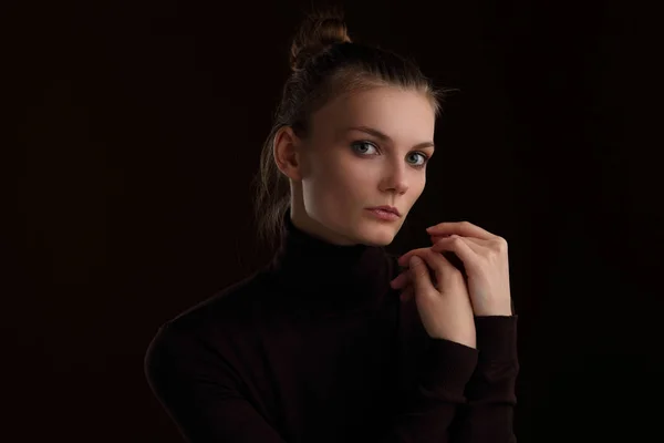 Retrato Estudio Una Hermosa Chica Delgada Cuello Alto Granate Sobre — Foto de Stock