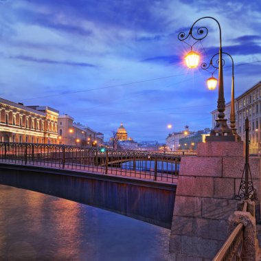 Moika nehir seti, St. Isaac Katedrali ve St. Petersburg 'un yanan ışıkları.