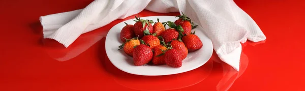 Large Format Panorama Strawberries White Plate Kitchen Towel Glossy Red — Stock Photo, Image