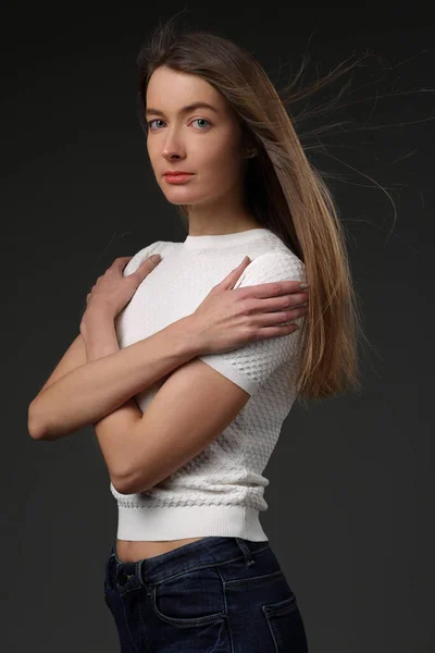 Retrato Uma Menina Bonita Com Cabelo Solto Uma Camiseta Branca — Fotografia de Stock