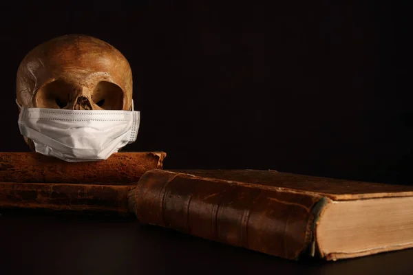 Crânio Humano Natural Uma Máscara Médica Protetora Fundo Livros Antigos — Fotografia de Stock