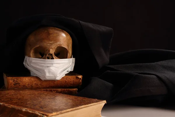Crânio Humano Natural Uma Máscara Médica Protetora Fundo Livros Antigos — Fotografia de Stock