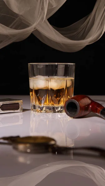 Vaso Whisky Una Pipa Reloj Sobre Una Mesa Blanca Brillante — Foto de Stock