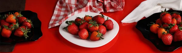Großformatiges Panorama Mit Erdbeeren Weißem Und Schwarzem Teller Auf Rotem — Stockfoto